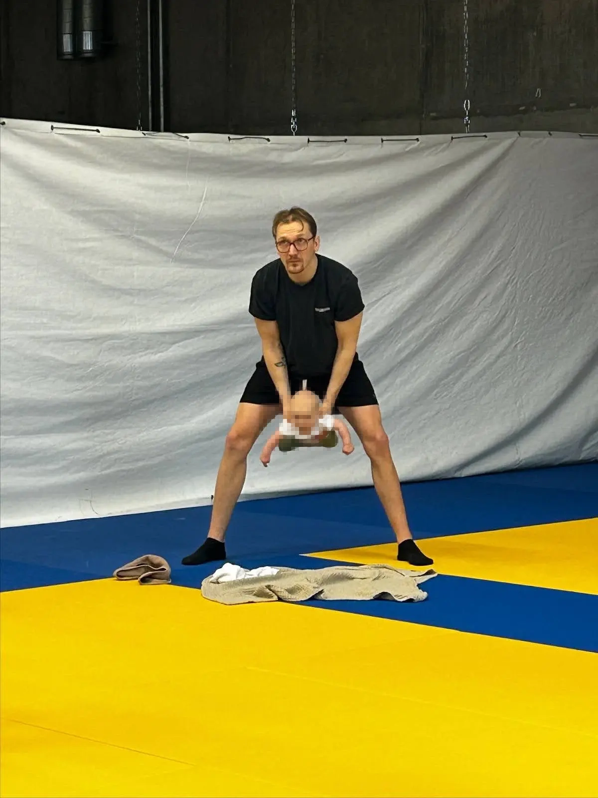 Andri with his son at the acrobatics instructor's class